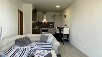 Obývací pokoj s kuchyní - Prodej bytu 2+kk v osobním vlastnictví 59 m², Pohořelice