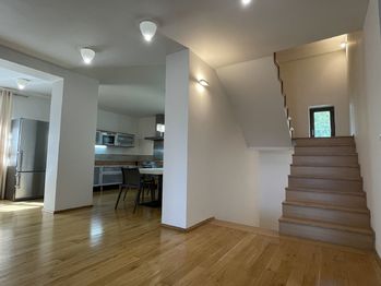 Prodej domu 333 m², Klecany