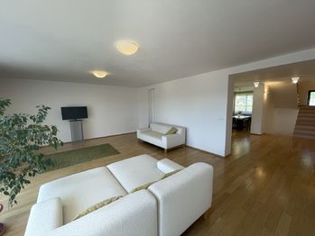 Prodej domu 333 m², Klecany