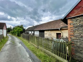 Pohled na dvorek se silnice - Prodej chaty / chalupy 56 m², Újezd u Plánice