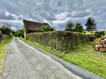 Pohled ze silnice na zahradu za stodolou  - Prodej chaty / chalupy 56 m², Újezd u Plánice