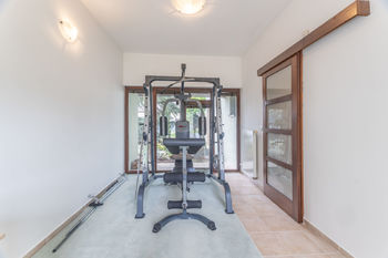 Fitness místnost - Prodej domu 285 m², Jesenice