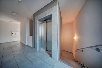 společné prostory - Pronájem bytu 1+kk v osobním vlastnictví 40 m², Kolín