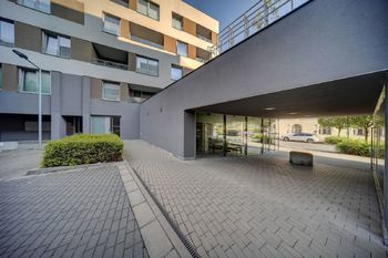 pohled na vchod - Pronájem bytu 1+kk v osobním vlastnictví 40 m², Kolín