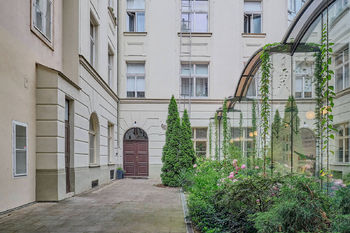 Atrium bytového domu - Pronájem bytu 3+kk v osobním vlastnictví 77 m², Praha 1 - Nové Město