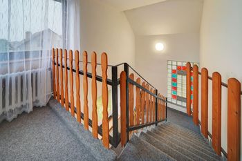 Obytné podkroví - schodiště - Prodej domu 180 m², Dolany