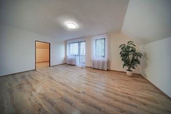 Obytné podkroví - obývací pokoj - Prodej domu 180 m², Dolany