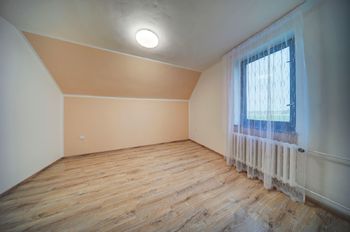 Obytné podkroví - pokoj - Prodej domu 180 m², Dolany