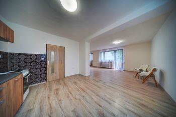 Přízemí - pohled z kuchyně do obývacího pokoje - Prodej domu 180 m², Dolany