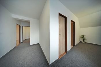 Obytné podkroví - chodba - Prodej domu 180 m², Dolany