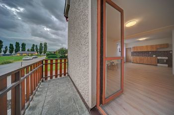 Přízemí - vstup na balkon - Prodej domu 180 m², Dolany