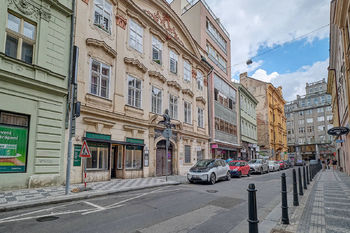 Pohled na dům a prostory z ulice - Pronájem obchodních prostor 38 m², Praha 1 - Nové Město 