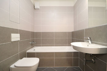 Koupelna - Pronájem bytu 2+kk v družstevním vlastnictví 55 m², Praha 9 - Vysočany