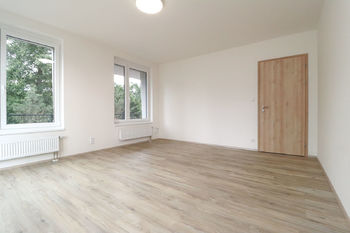 Obývací pokoj - Pronájem bytu 2+kk v družstevním vlastnictví 55 m², Praha 9 - Vysočany