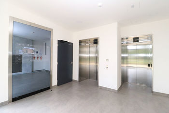 Bytový dům - vnitřní prostory - Pronájem bytu 2+kk v družstevním vlastnictví 55 m², Praha 9 - Vysočany