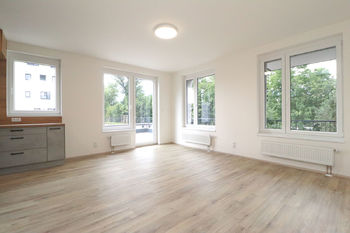 Obývací pokoj + kk - Pronájem bytu 2+kk v družstevním vlastnictví 55 m², Praha 9 - Vysočany
