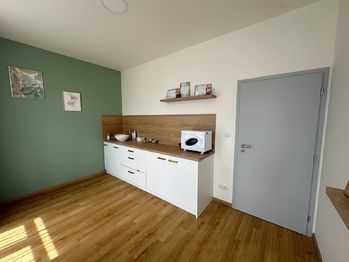 neprůchozí pokoj, pracovní deska bude odstraněna  - Pronájem bytu 2+kk v osobním vlastnictví 46 m², Prachatice
