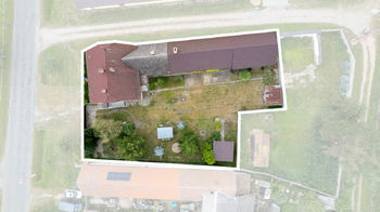 Letecký snímek domu s vyznačením tvaru pozemku - Prodej domu 146 m², Poděbrady