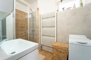 Koupelna se sprchovým koutem v přízemí - Prodej domu 146 m², Poděbrady