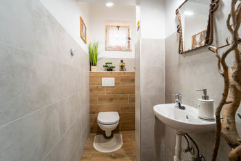Samostatné WC se vstupem z haly - Prodej domu 146 m², Poděbrady