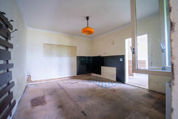 Přední pokoj v původní části budovy - Prodej domu 146 m², Poděbrady
