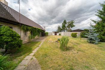 Pohled na dům a zahradu - Prodej domu 146 m², Poděbrady