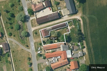 Zobrazení tvaru pozemku a budovy (zdroj mapy.cz) - Prodej domu 146 m², Poděbrady