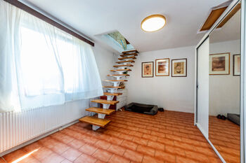 11. Schody ze 2. NP do 3. NP domu - Prodej domu 465 m², Praha 5 - Lipence