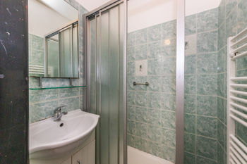 14. Koupelna se sprchovým koutem - Prodej bytu 3+1 v osobním vlastnictví 60 m², Chrudim