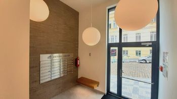 Hala domu - Pronájem bytu 1+kk v osobním vlastnictví 43 m², Praha 3 - Žižkov