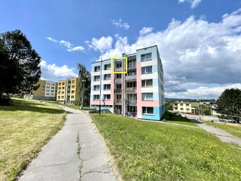 Pohled na dům, umístění garsoniéry - Pronájem bytu 1+kk v osobním vlastnictví 25 m², Strakonice 