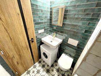 Koupelna, vybavená pračkou - Pronájem bytu 1+kk v osobním vlastnictví 25 m², Strakonice