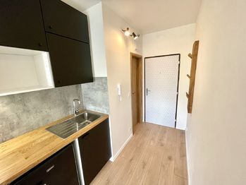 Kuchyňský kout a vstup do koupelny - Pronájem bytu 1+kk v osobním vlastnictví 25 m², Strakonice