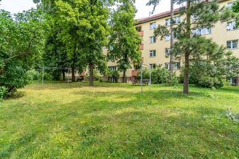 Zahrada vnitrobloku - Pronájem bytu 3+1 v osobním vlastnictví 90 m², Praha 4 - Krč