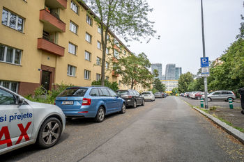 Pohled na dům z ulice - Pronájem bytu 3+1 v osobním vlastnictví 90 m², Praha 4 - Krč