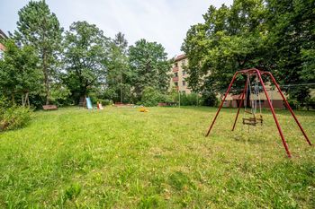 Zahrada vnitrobloku - Pronájem bytu 3+1 v osobním vlastnictví 90 m², Praha 4 - Krč