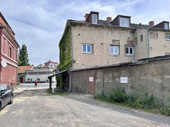 Prodej nájemního domu 450 m², Hostomice