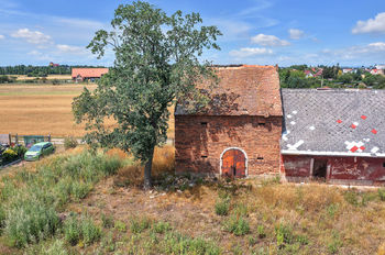 pohled na stodolu - Prodej historického objektu 197 m², Hradec Králové