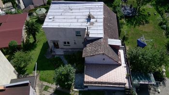 Pohled na pozemek s RD - Prodej pozemku 681 m², Praha 6 - Ruzyně