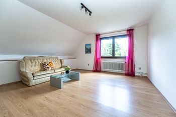 Prodej domu 255 m², Hlavenec