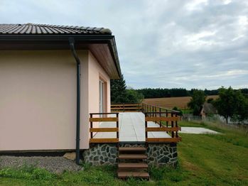 Boční vstup na terasu. - Prodej domu 191 m², Veselíčko