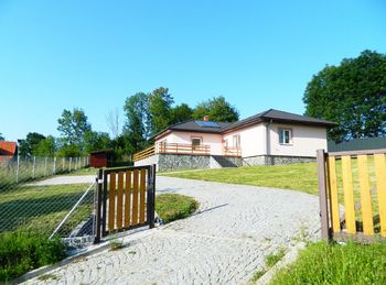 Příjezdová cesta od brány. - Prodej domu 191 m², Veselíčko 