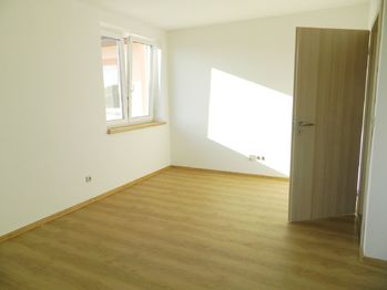 Pokoje jsou světlé. - Prodej domu 191 m², Veselíčko