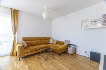 Obývací pokoj v menším bytě - Prodej domu 194 m², Bavoryně