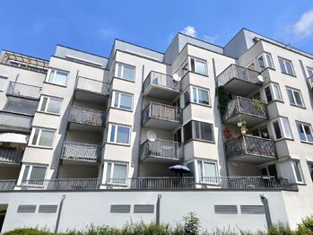 Pohled na dům z ulice.  - Prodej bytu 3+kk v osobním vlastnictví 96 m², Praha 5 - Motol