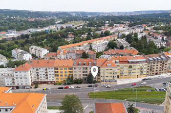 Pohled dron čelní - Prodej bytu 2+kk v osobním vlastnictví 64 m², Praha 6 - Bubeneč