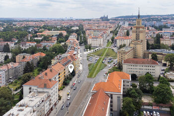 Pohled dron boční - Prodej bytu 2+kk v osobním vlastnictví 64 m², Praha 6 - Bubeneč