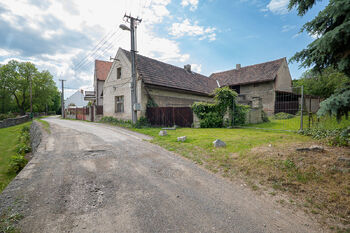 Pohled od cyklostezky - Prodej domu 214 m², Číčovice