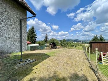 Pohled na pozemek směrem k městu - Prodej chaty / chalupy 47 m², Strakonice