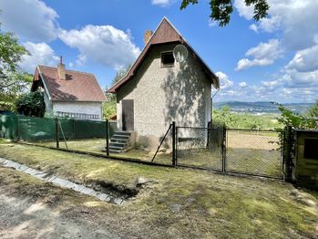 Pohled na chatu a pozemek z přístupové cesty - Prodej chaty / chalupy 47 m², Strakonice